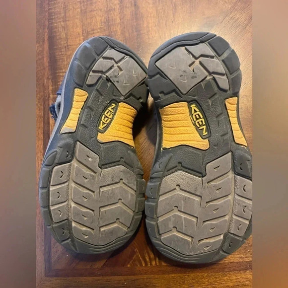 KEEN Venice H2 Closed Toe Water Sandal - Picture 6 of 7